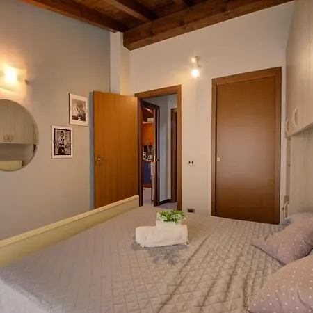 Lägenhet Casa Angolo Della Corte Como